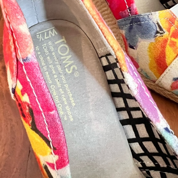 Toms 7.5 Vibrant Abstract Floral Calypso Peep Toe Wedge - Picture 6 of 8